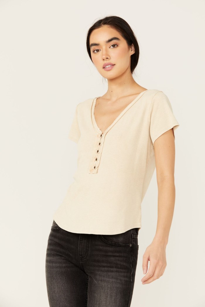 Idyllwind Women's Vaughn Henley Short Sleeve Shirt | Off White