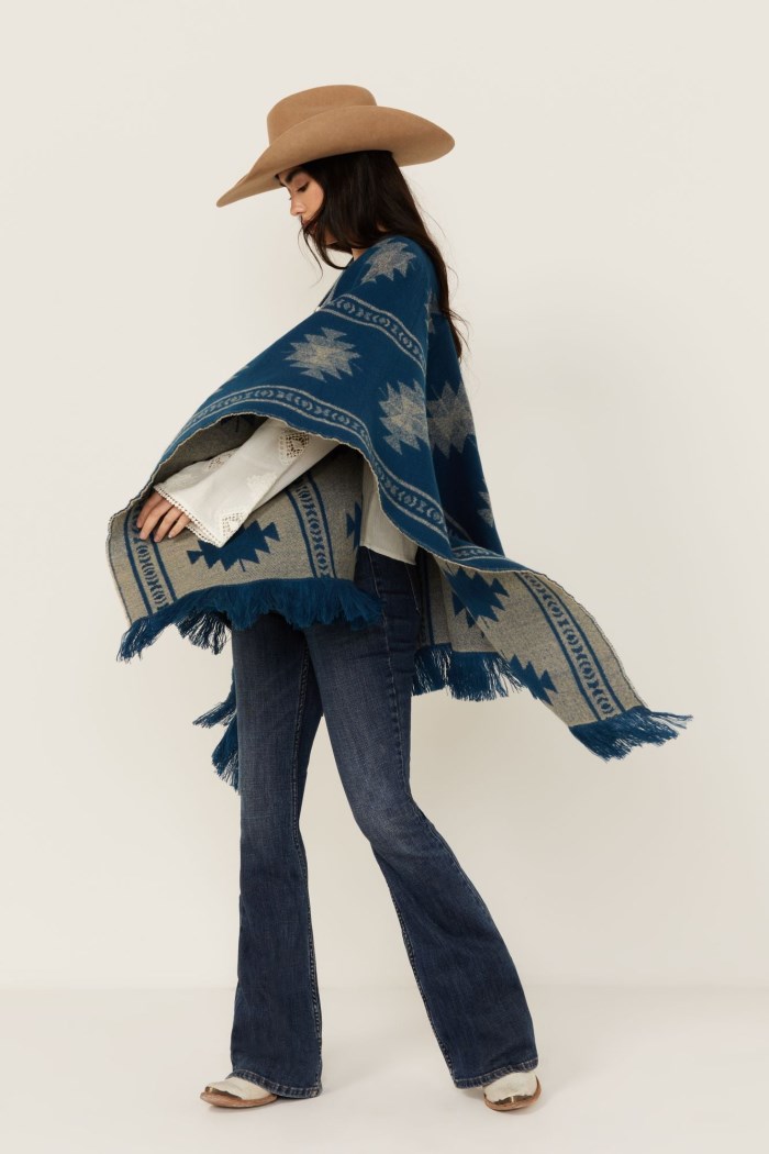 Idyllwind Women's Fesslers Reversible Shawl | Indigo